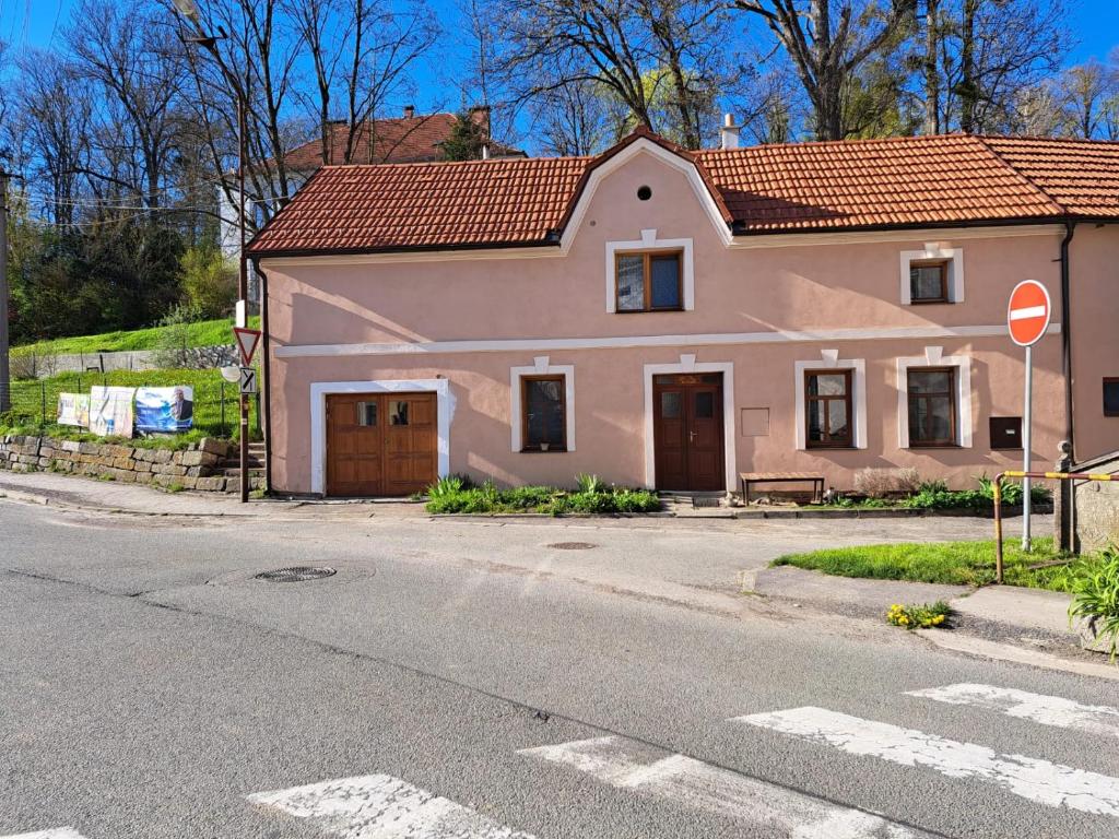 Pohled na dům z ulice
