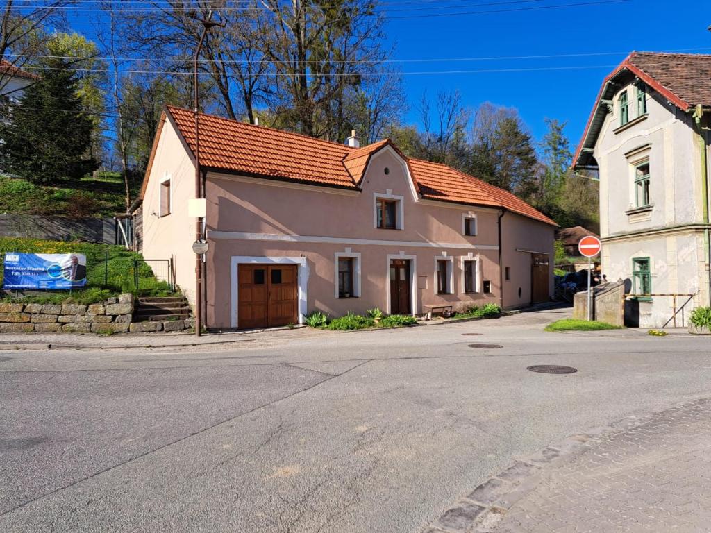 Pohled na dům z křižovatky